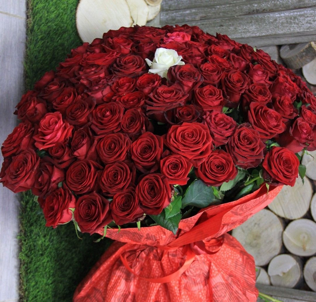 Шикарный букет бордовых роз