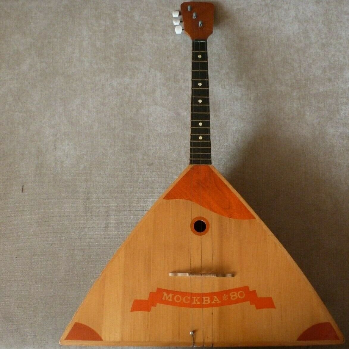 Балалайка струнный музыкальный инструмент