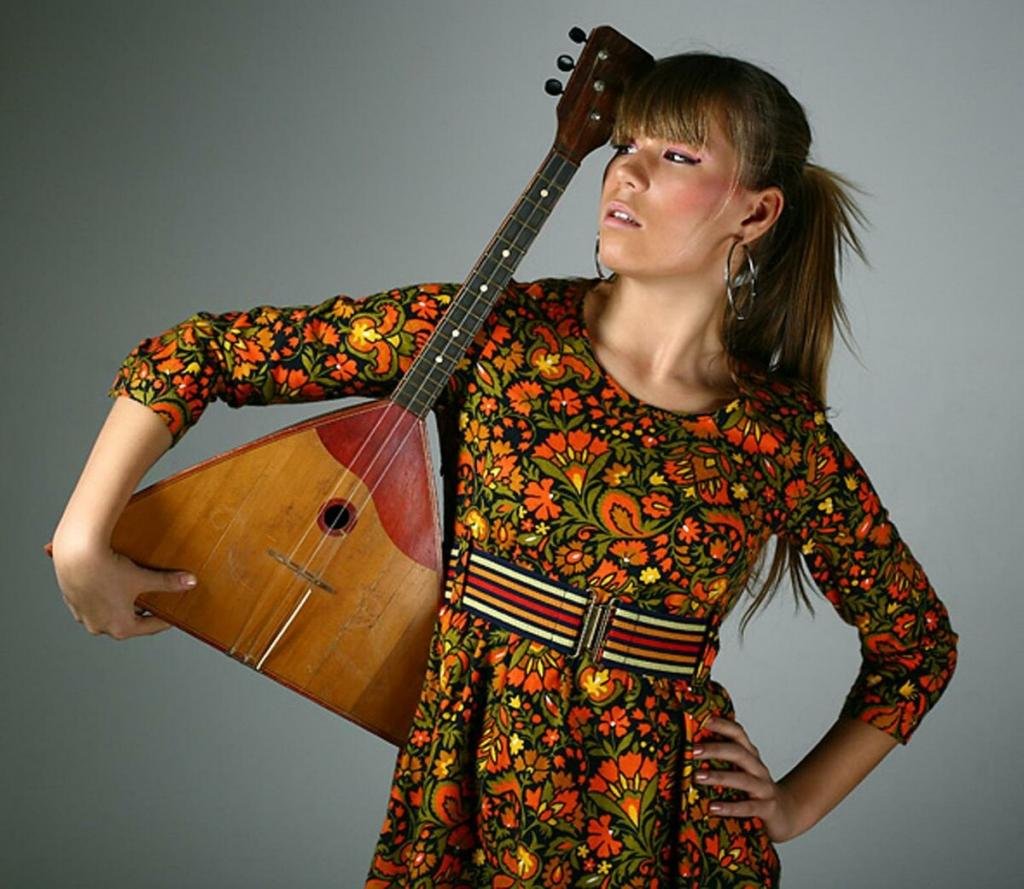 Народный инструмент балалайка