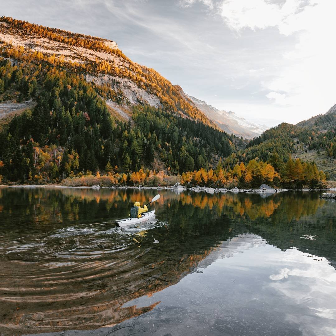 Канада у озера горы домик