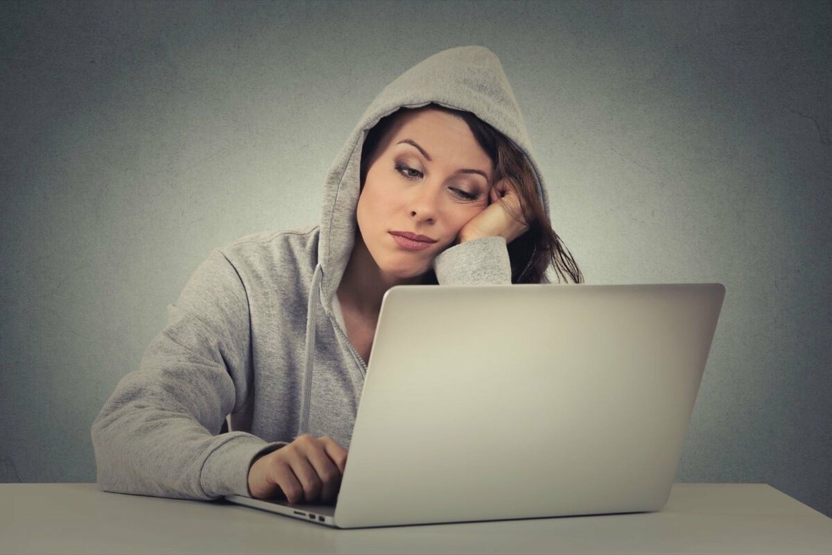 Задумчивая девушка с ноутбуком