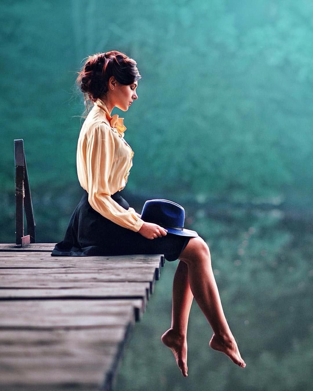 Девушка одинока