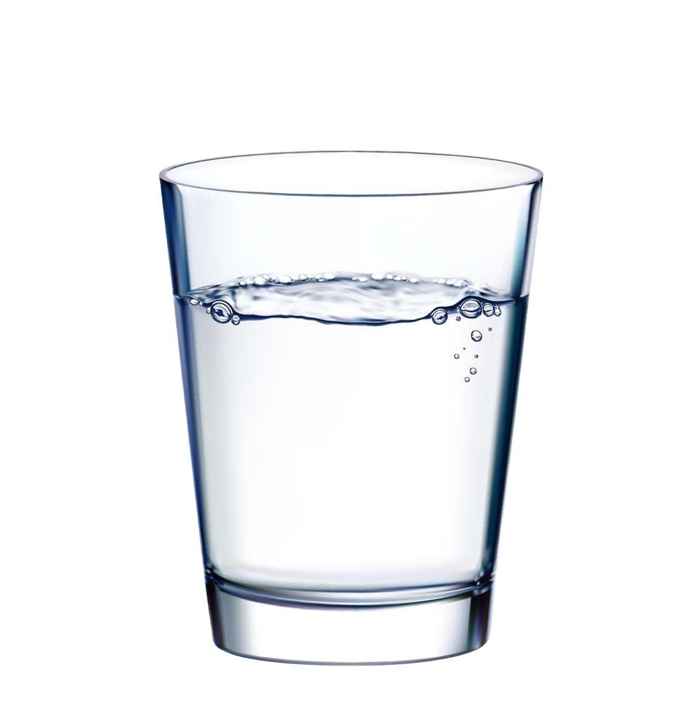 Прозрачная вода в стакане