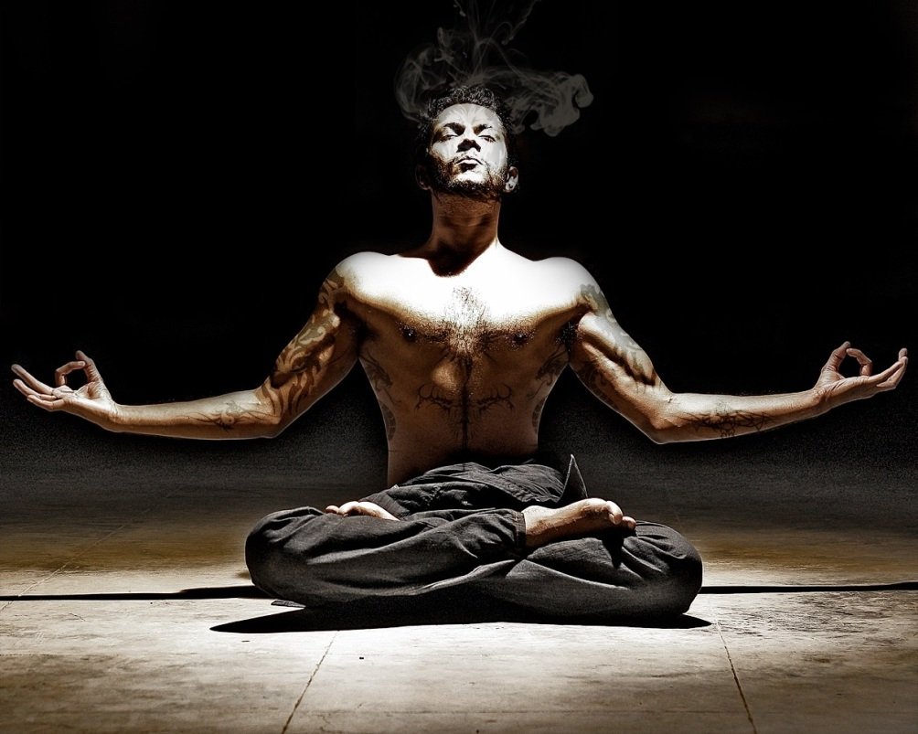 Мужчина медитирует