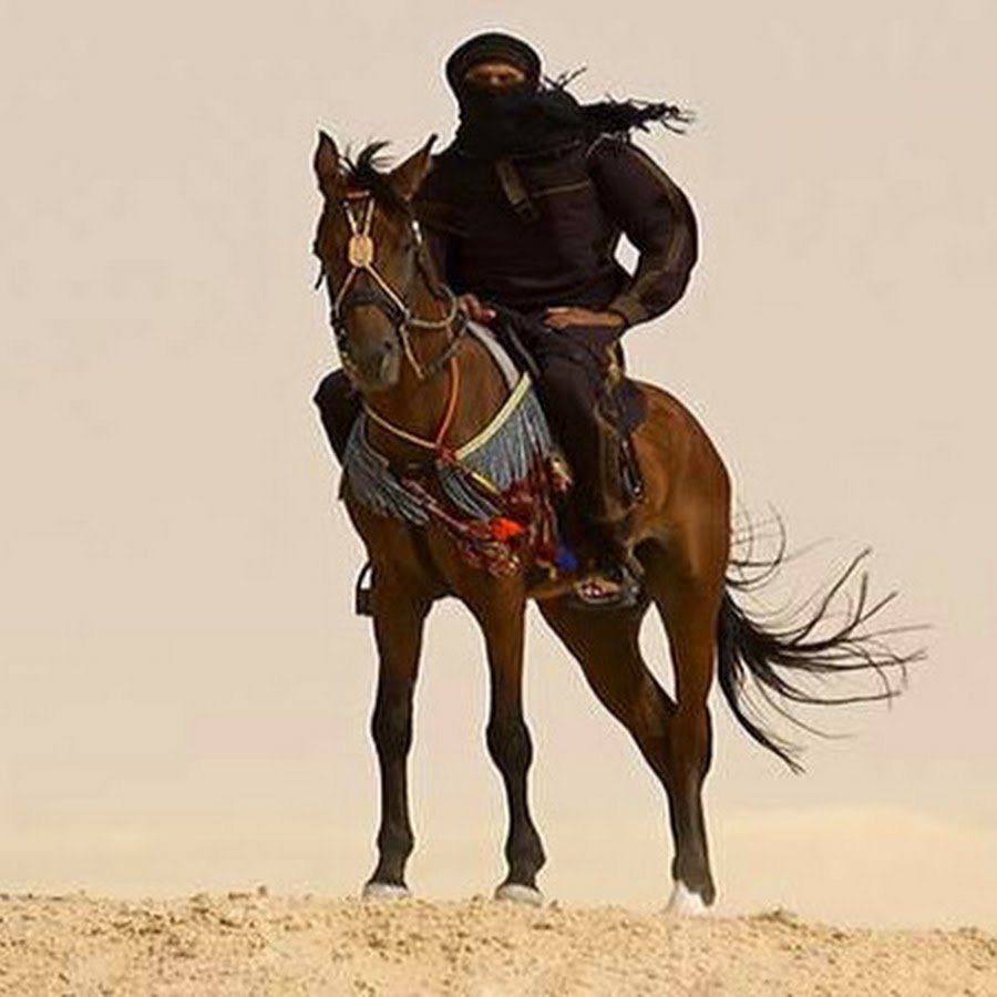 Девушка и мужчина на лошадях рядом