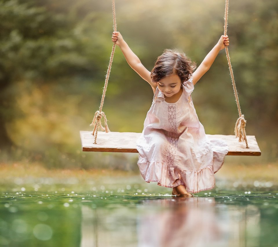 Девушка на качелях