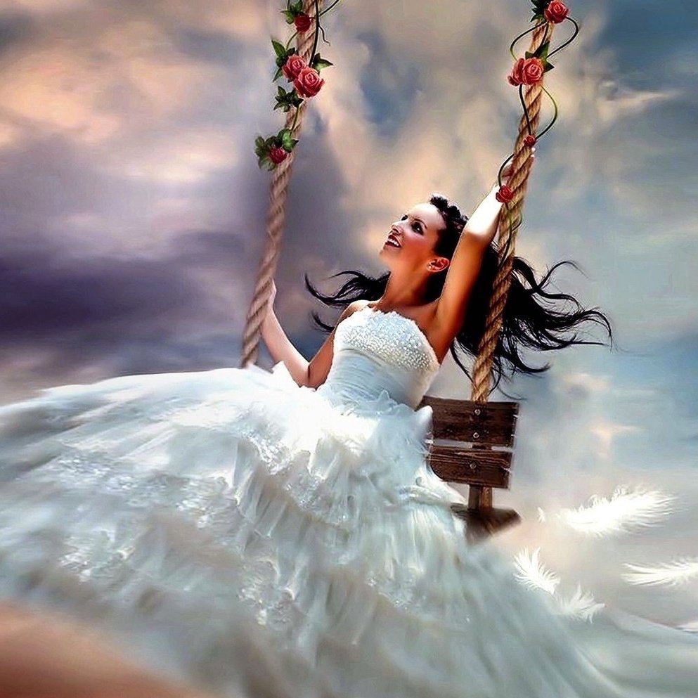 Девушка в платье на качелях