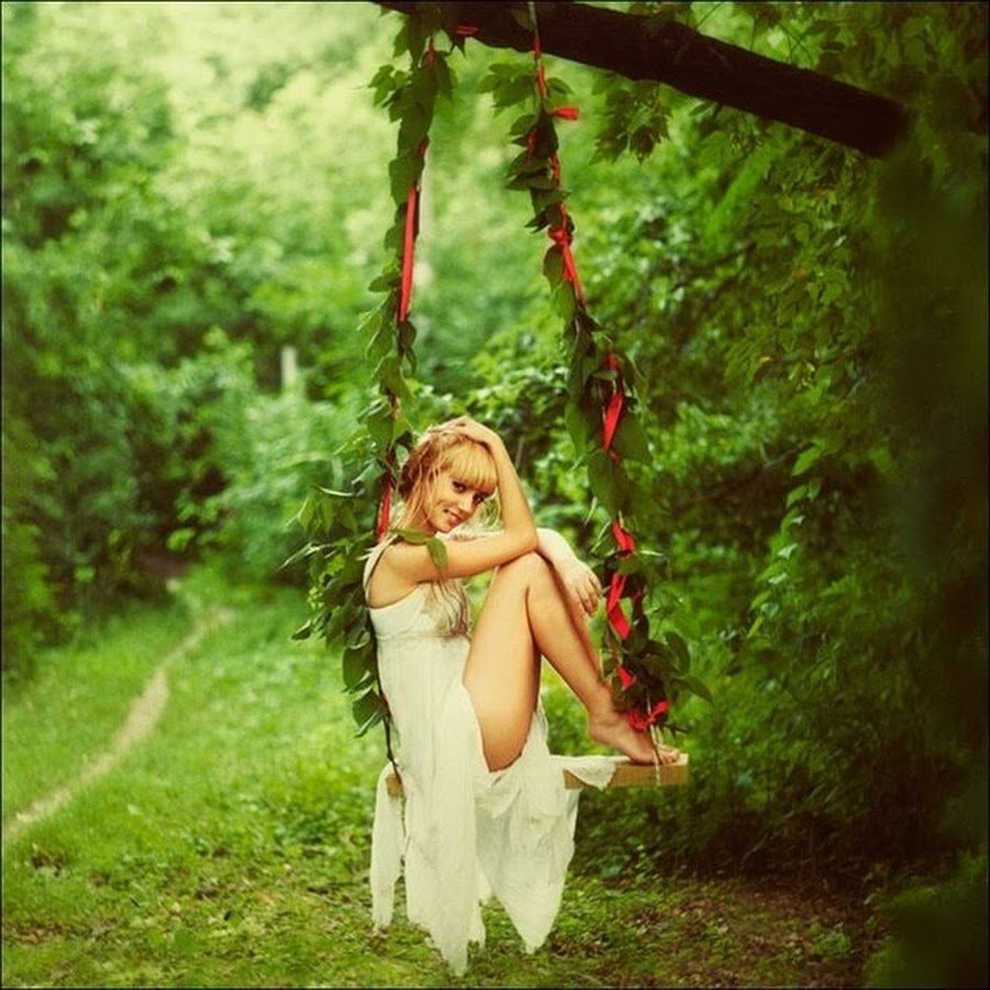 Девушка на качелях