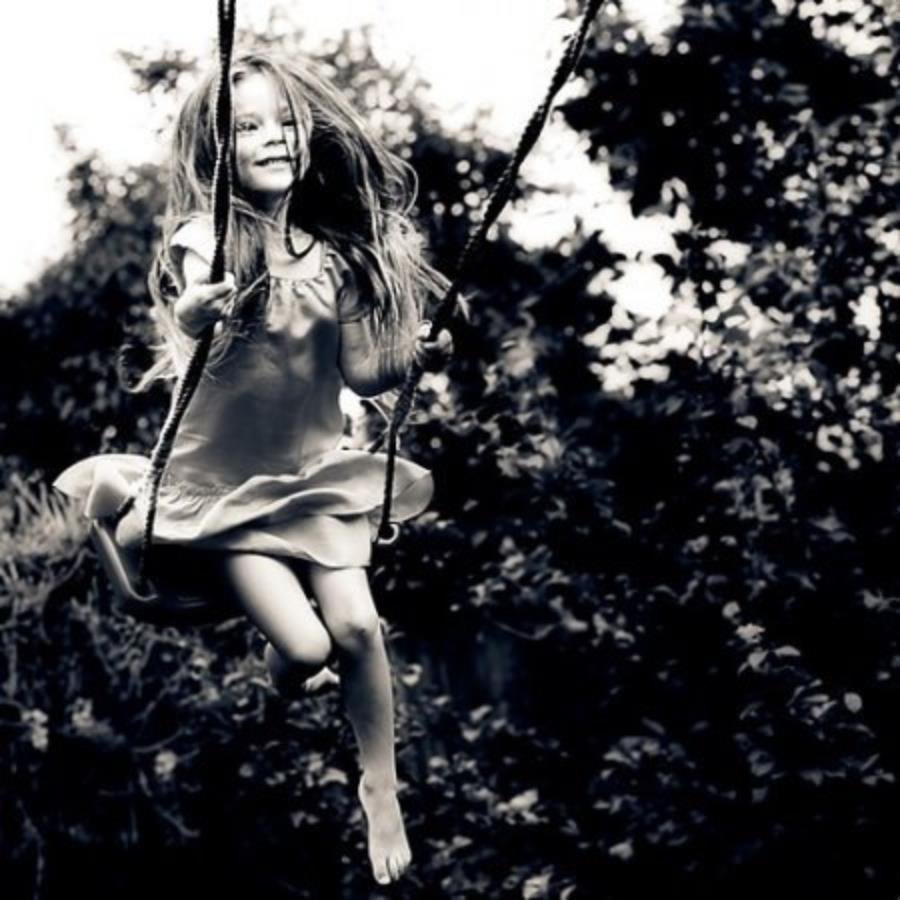 Девочка на качелях