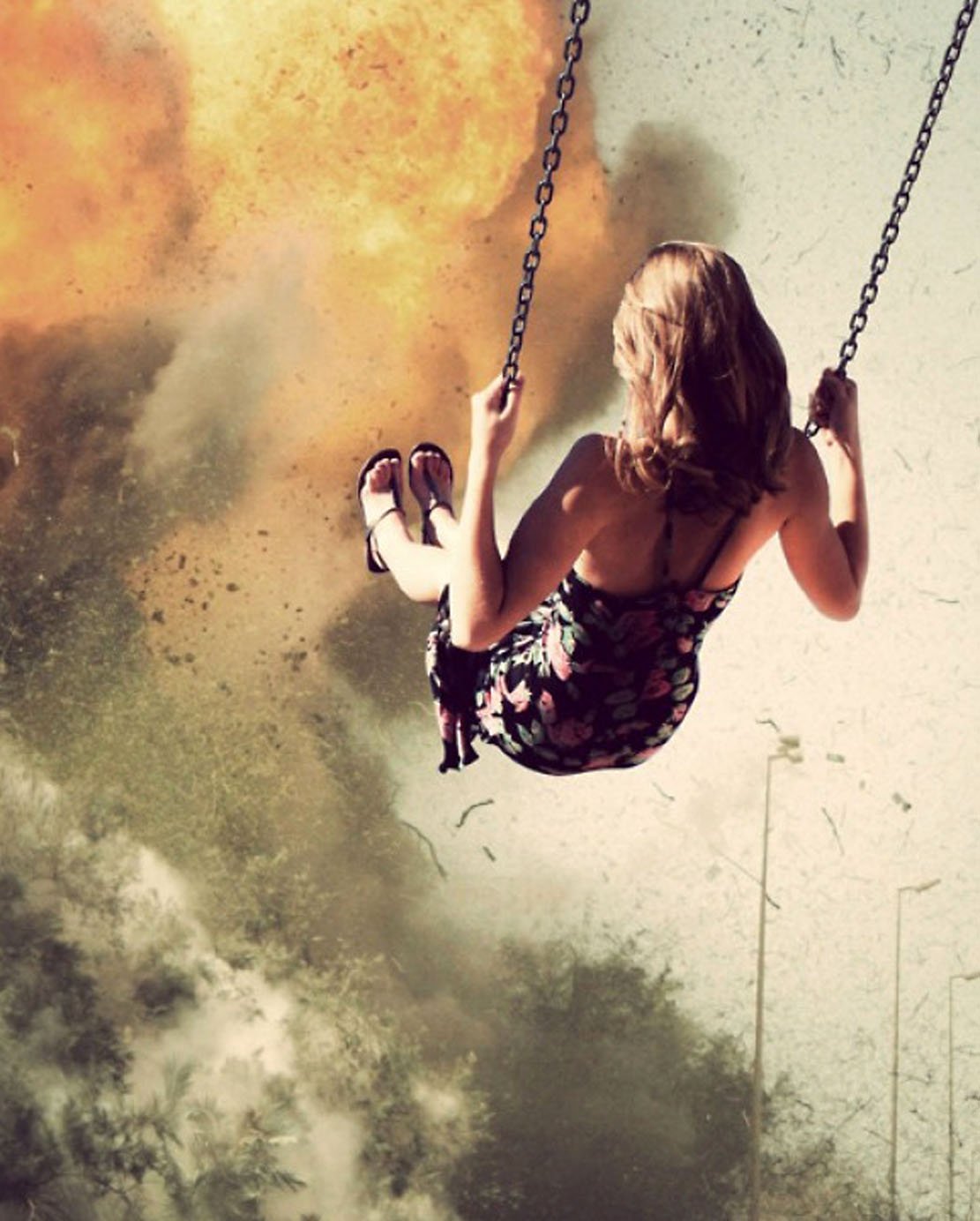 Девушка на качелях со спины