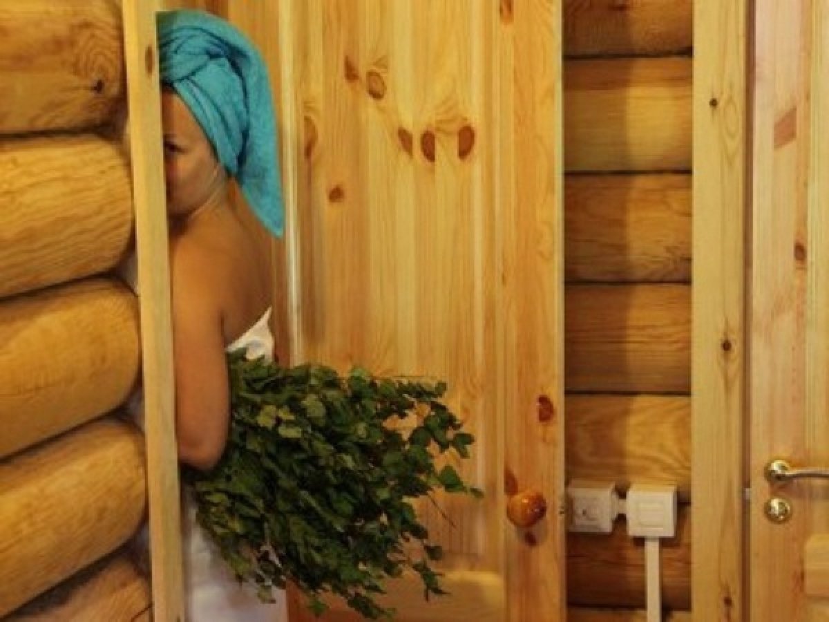 Девушка в парилке с веником