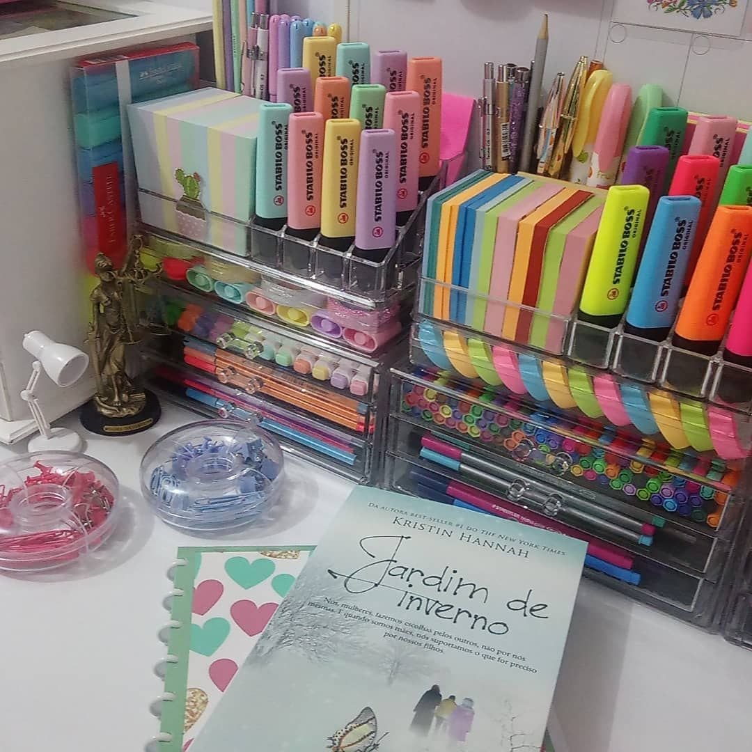 Красивый стол с канцелярией