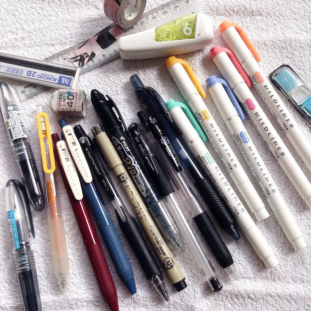 Принадлежности канцелярии в колледже