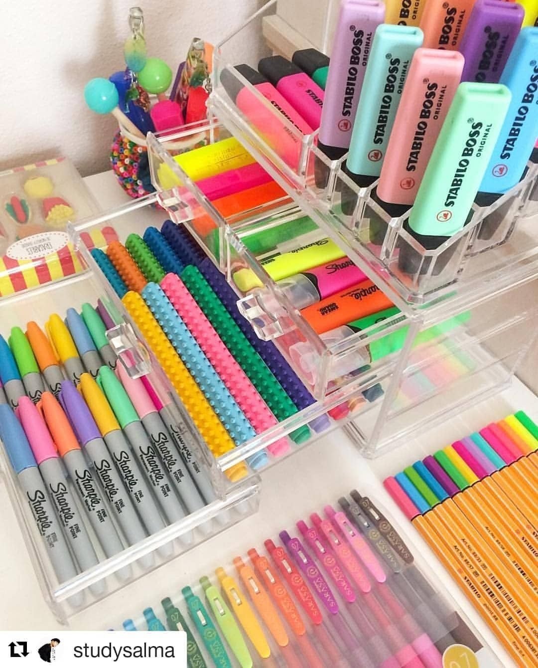 Много канцелярии