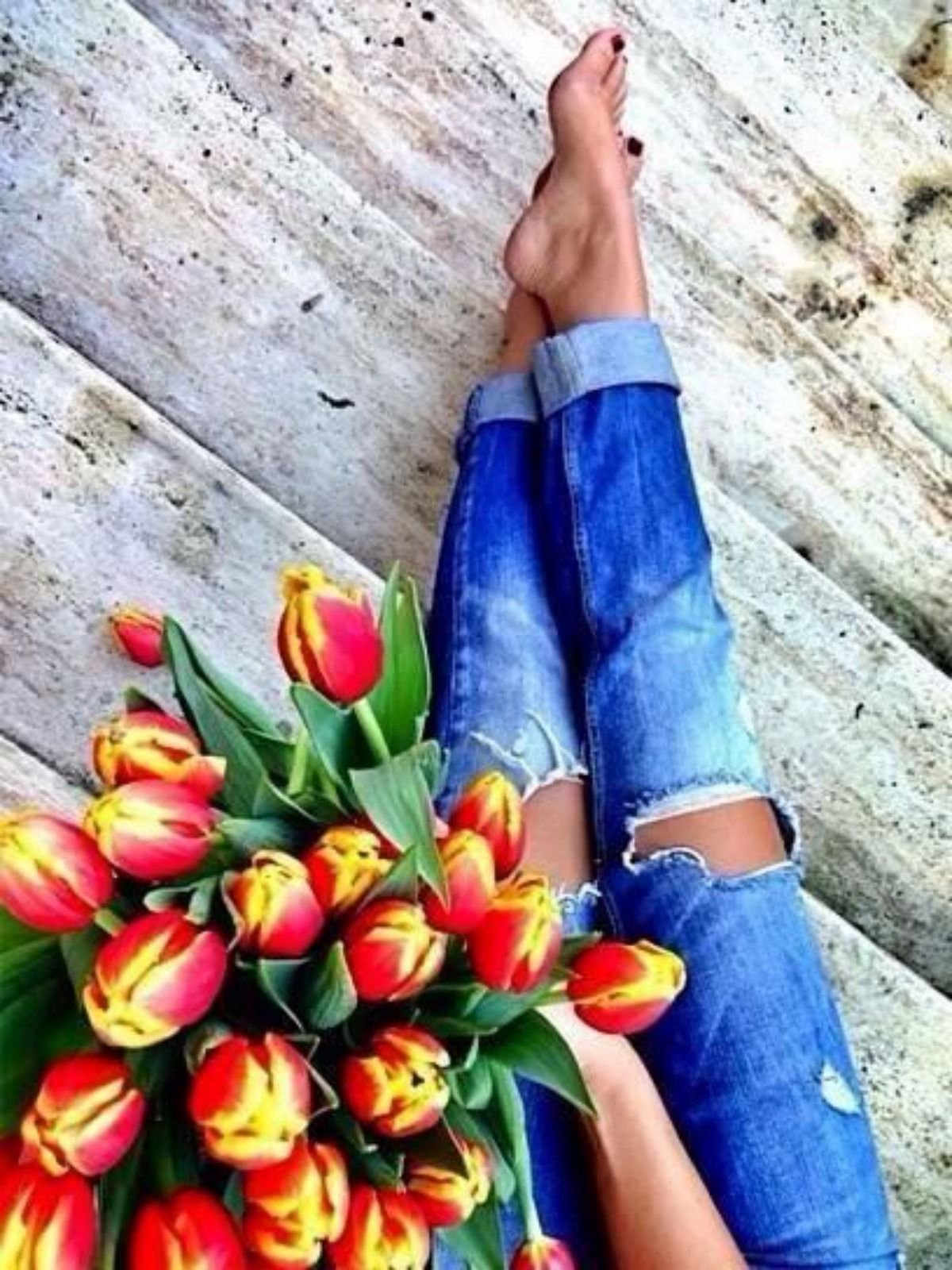 Фотосессия с тюльпанами в студии в джинсах