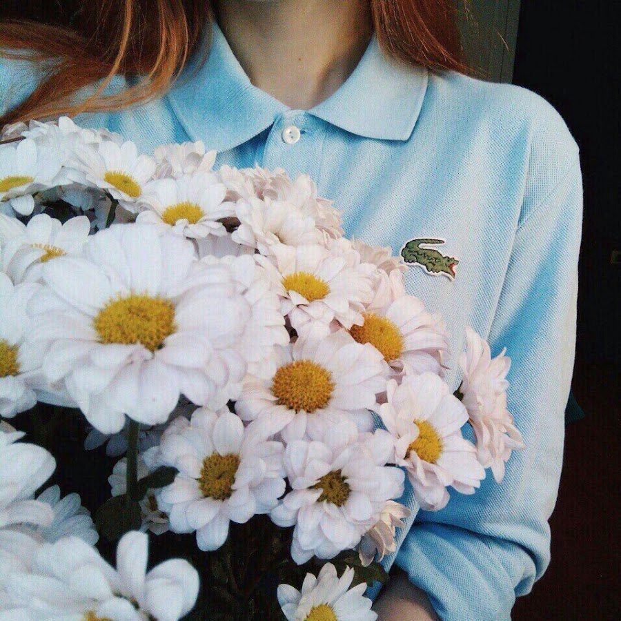 Девушка в ромашках спиной