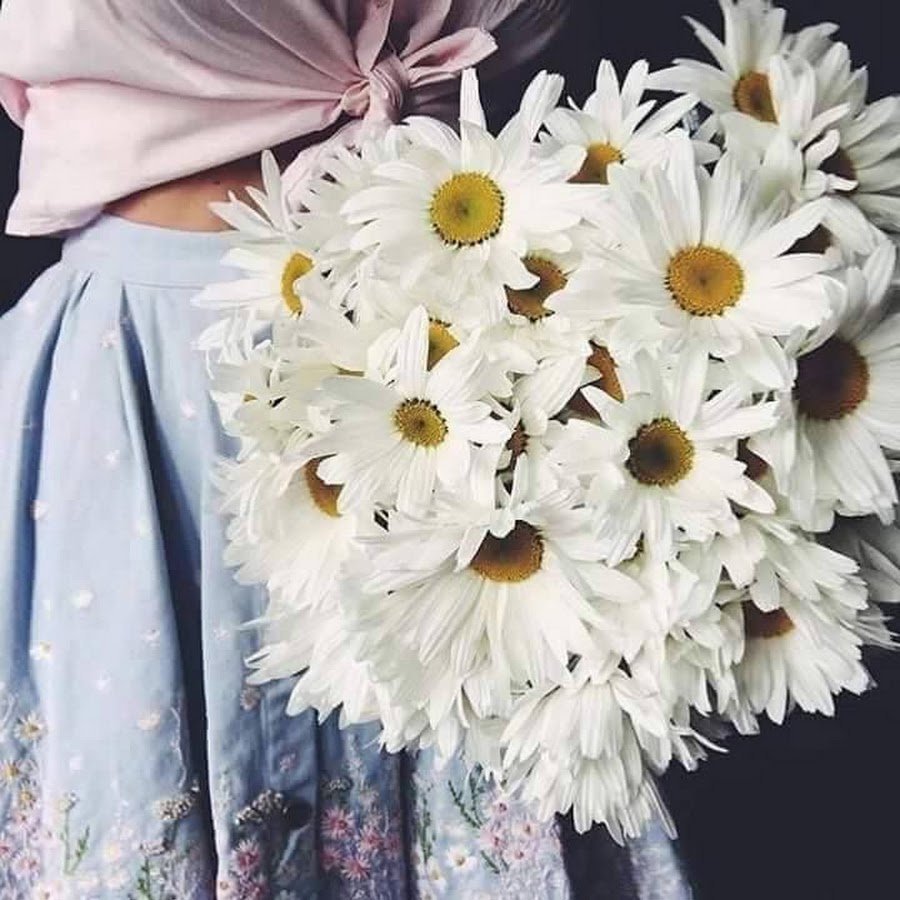 Девушка с букетом ромашек