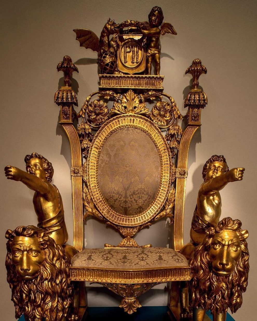 Императорский трон Рим