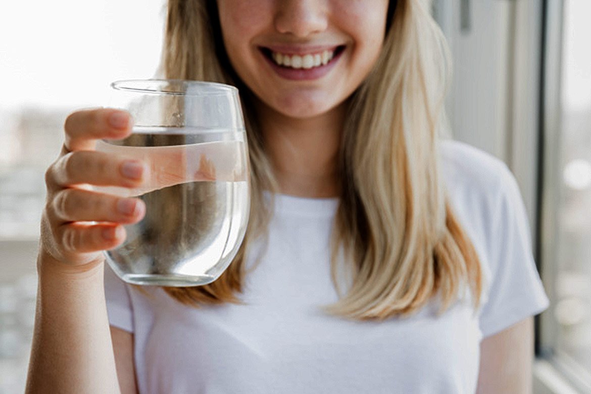 Женщина наливает воду