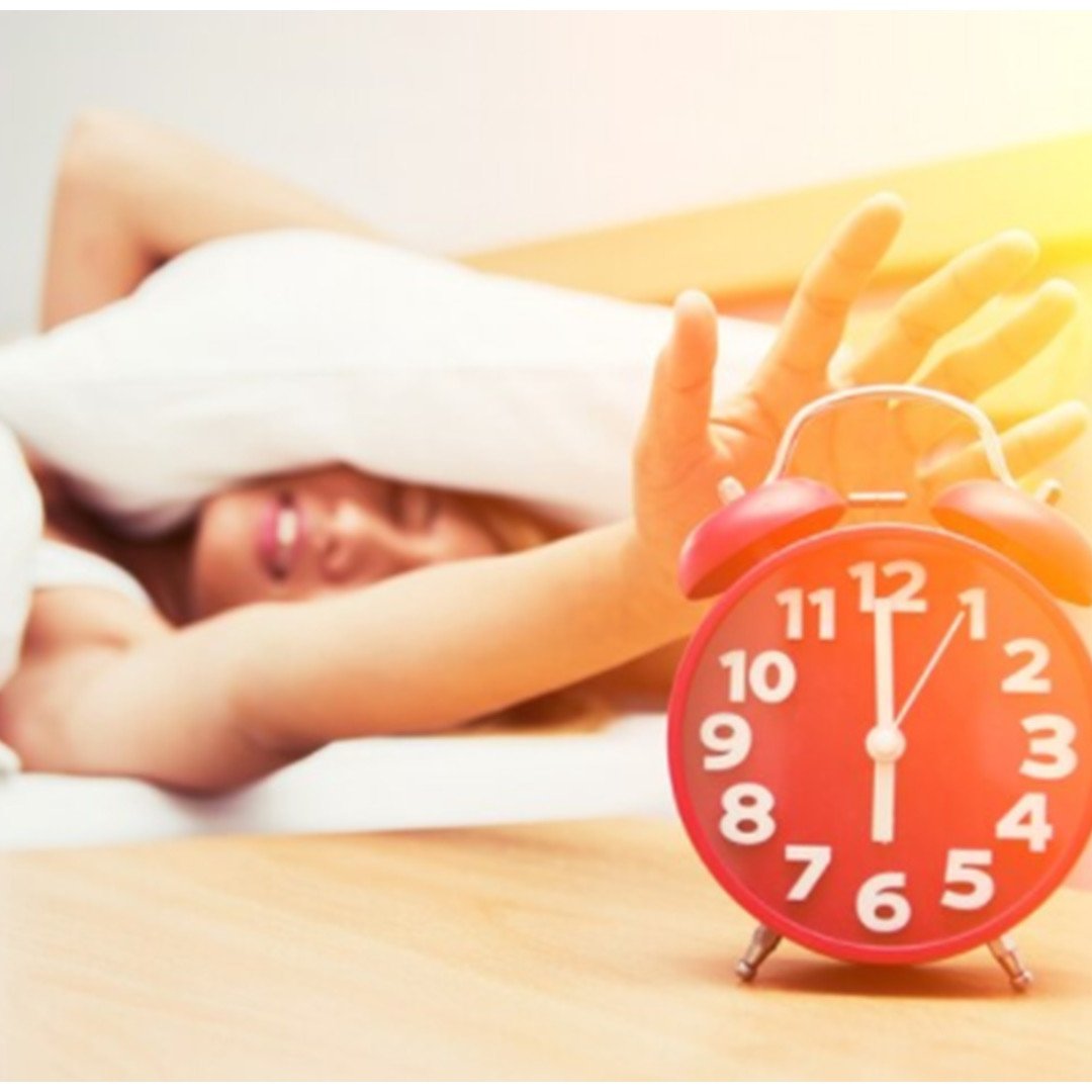 Человек просыпается по будильнику