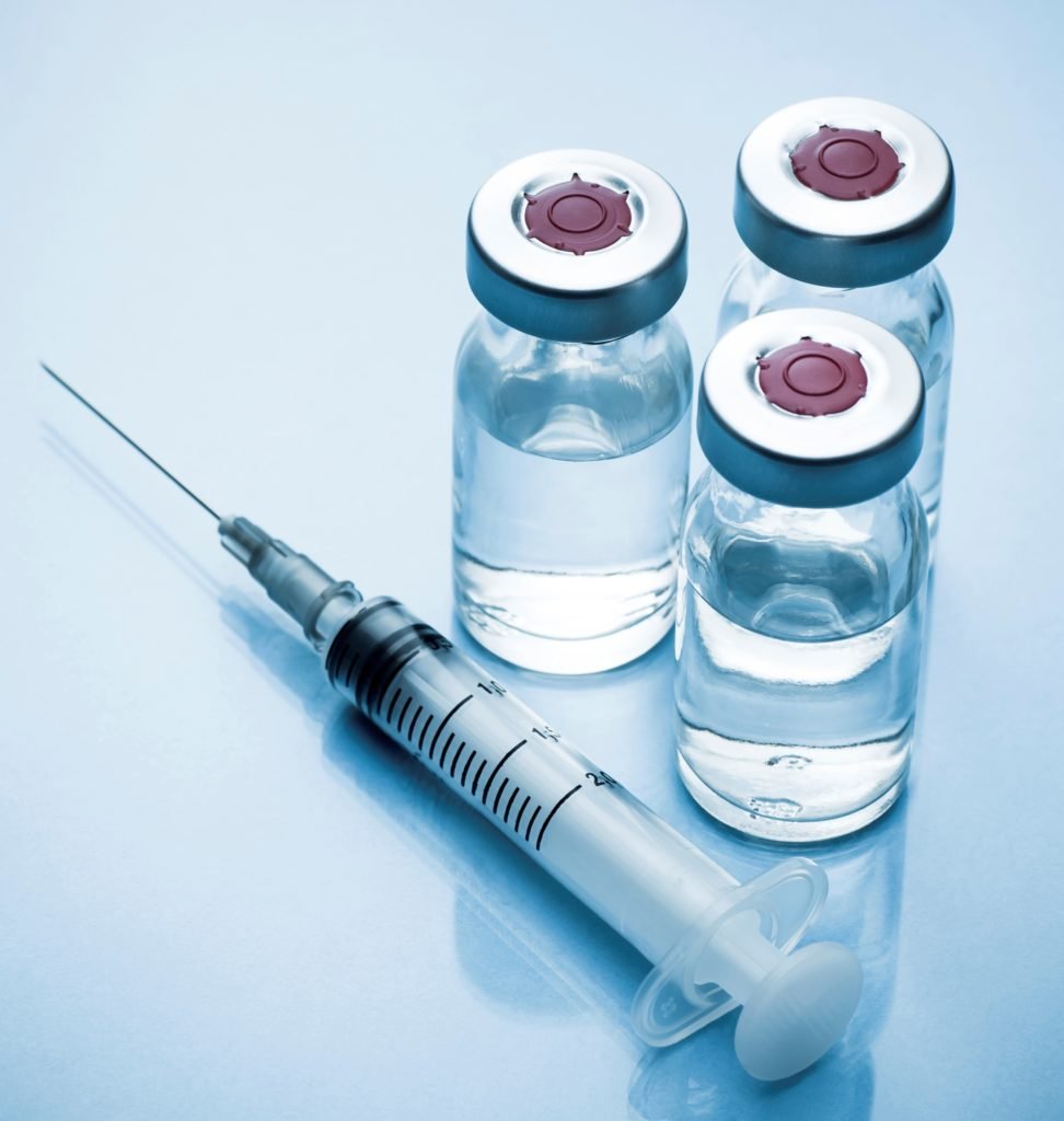 Вакцина от гриппа в шприце