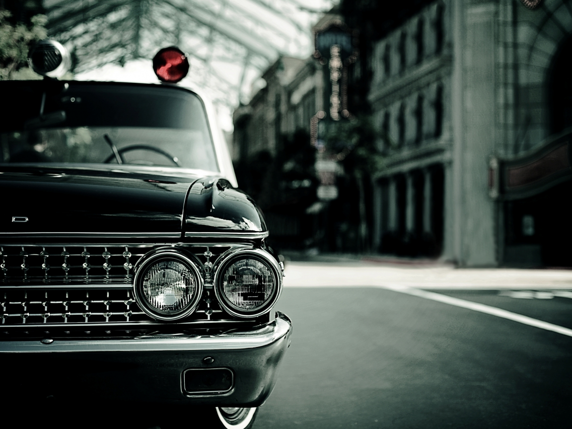 Черный автомобиль в стиле ретро