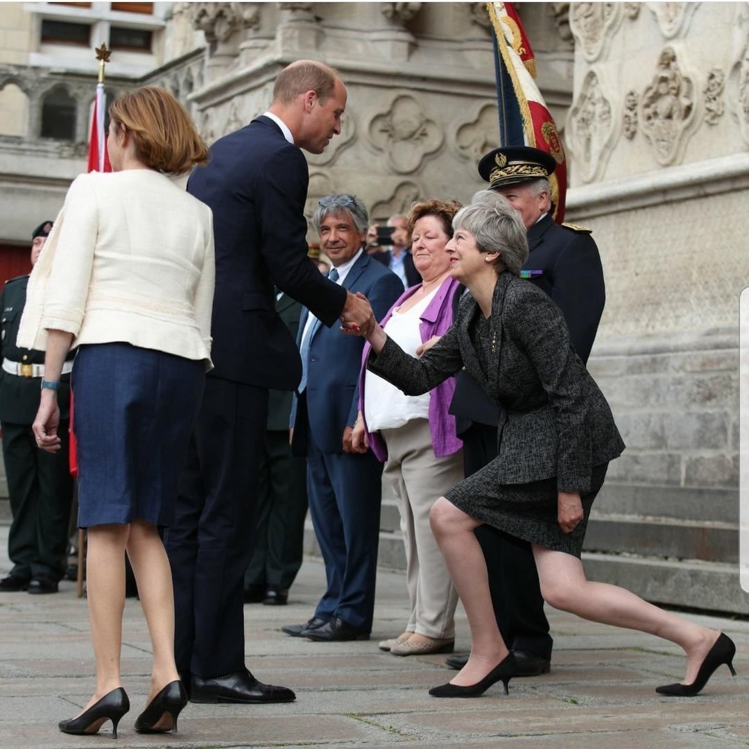 Тереза Мэй Реверанс перед королевой