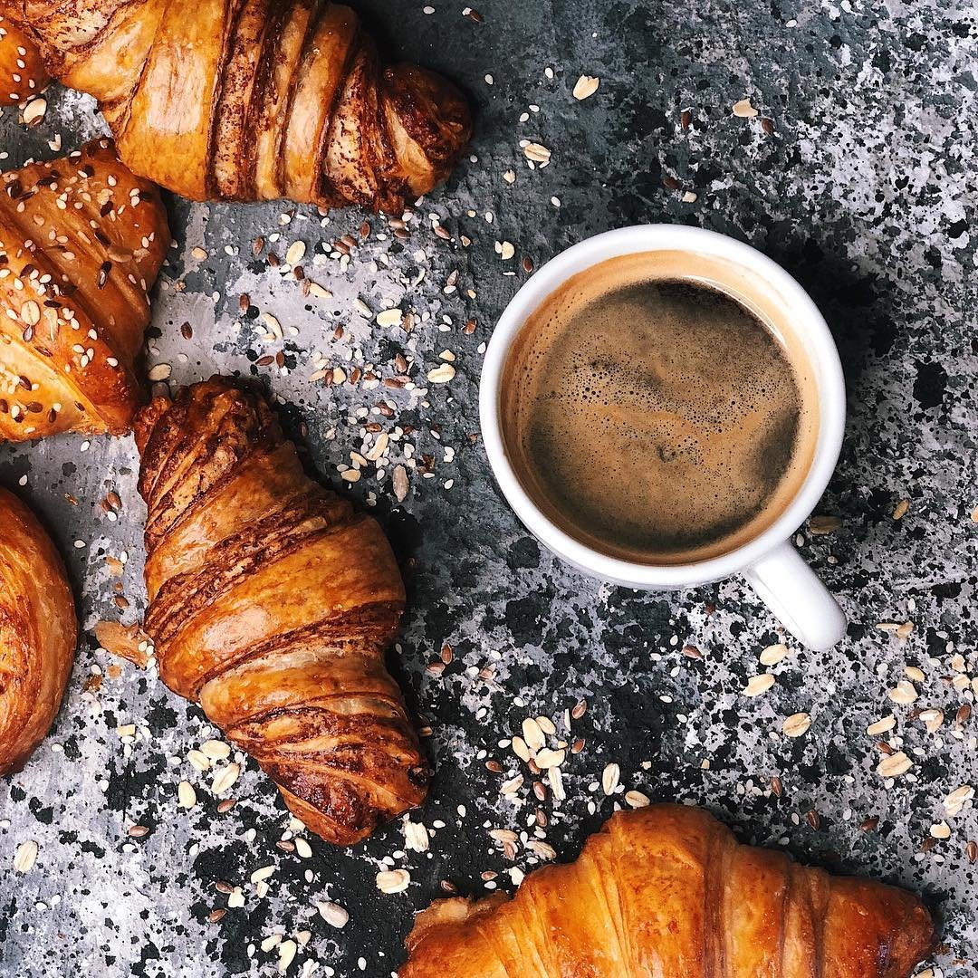 Чай с круассанами