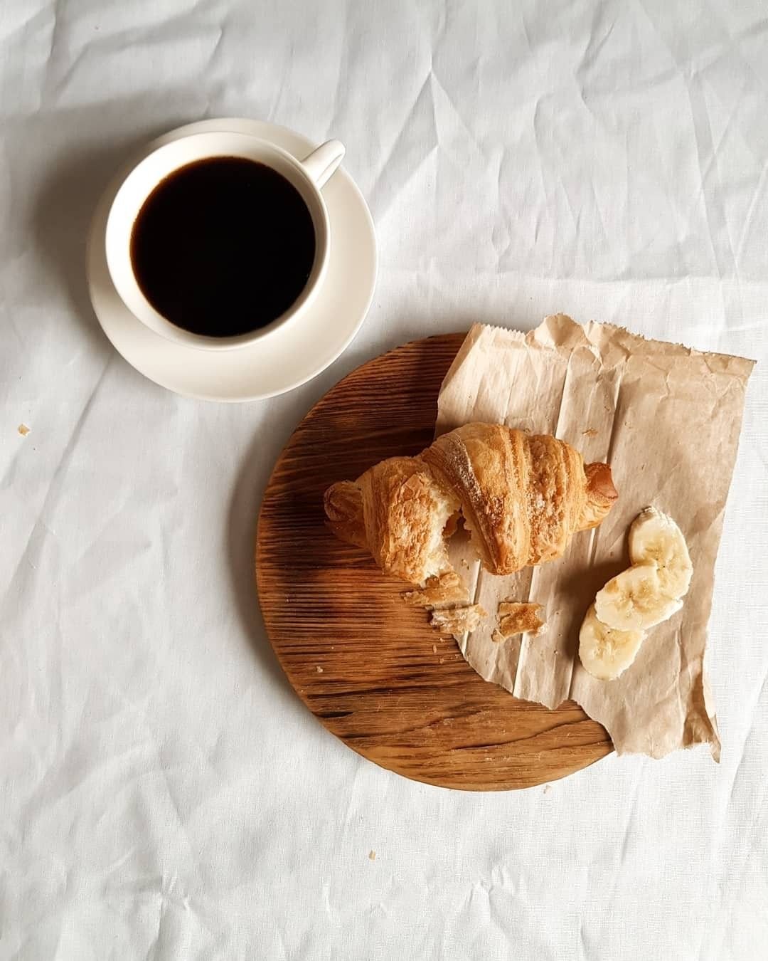 Круассаны на столе вид сверху