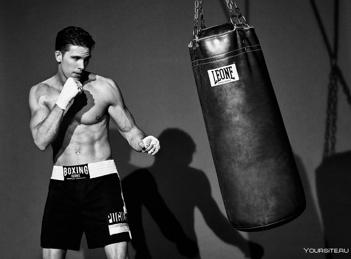 Боксер с грушей