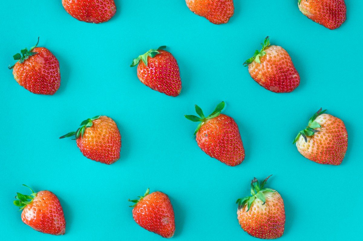 Клубника на голубом фоне