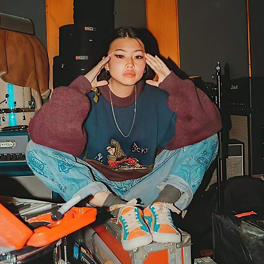 Фотосессия в стиле 90-х в квартире