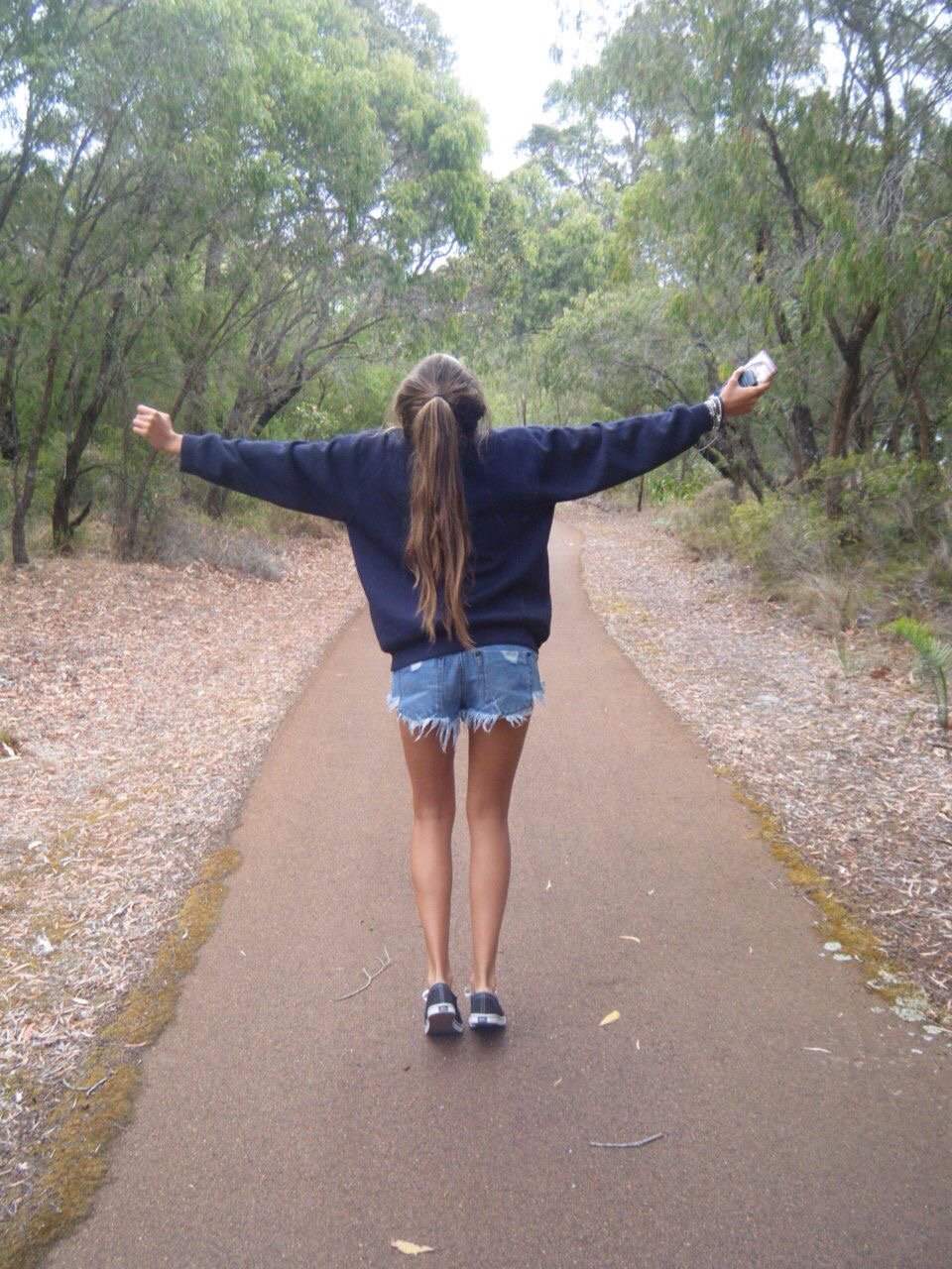 Картинка девочка идет