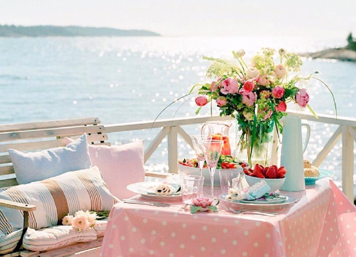 Столик с видом на море