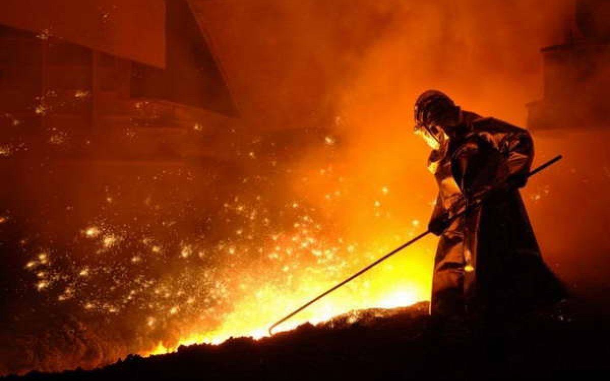 Силуэт сталевара