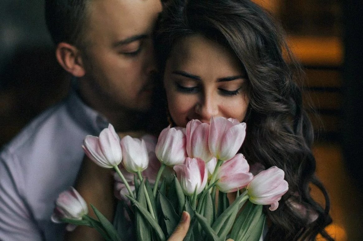 Мужчина и женщина цветы