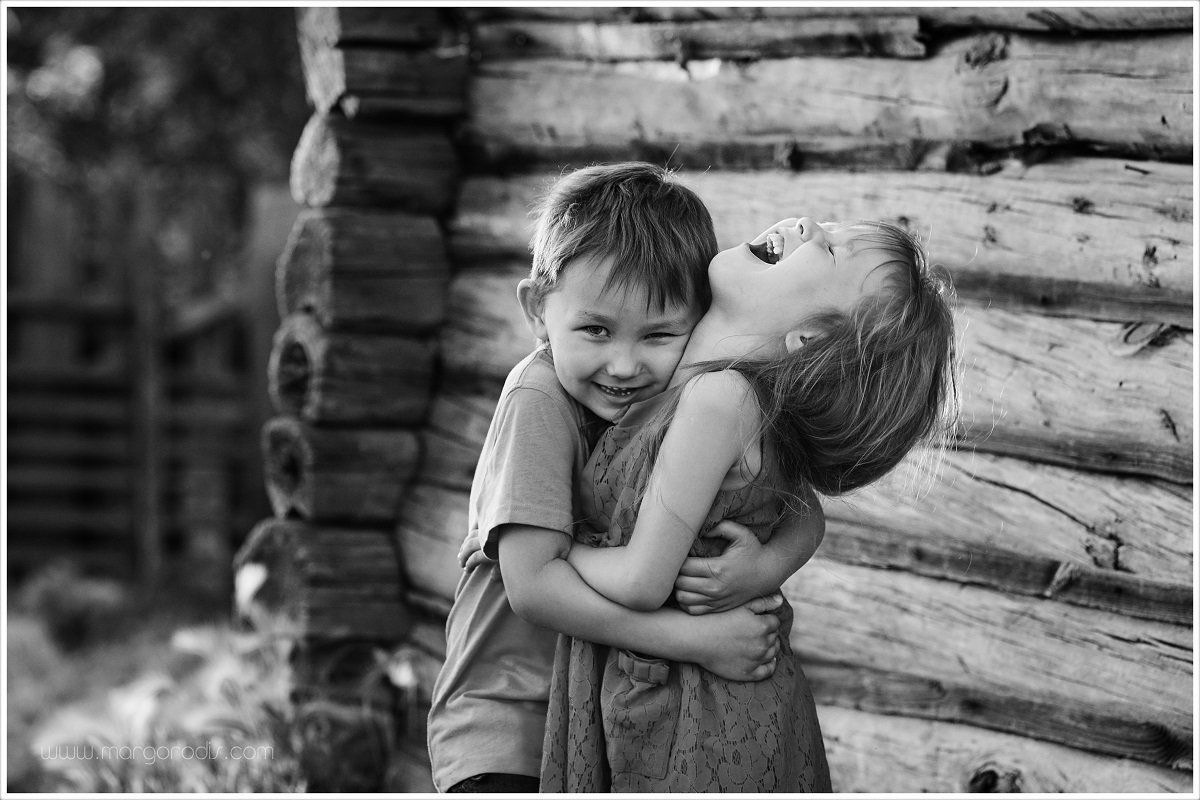 Фотосессия двое детей в деревне