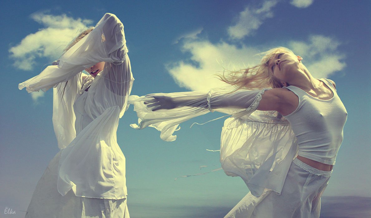 Парень и девушка на ветру