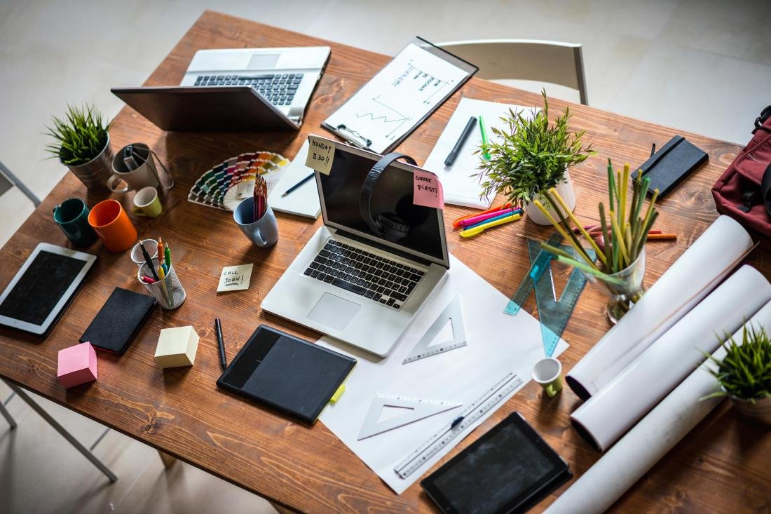 Творческий беспорядок на столе