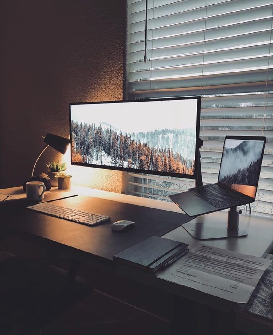 Рабочее место с ноутбуком и монитором