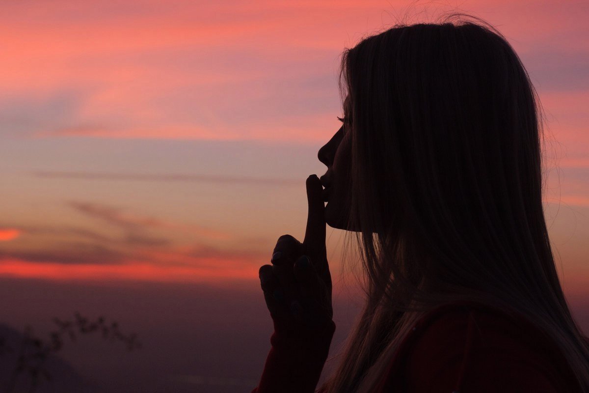 Молчаливая девушка