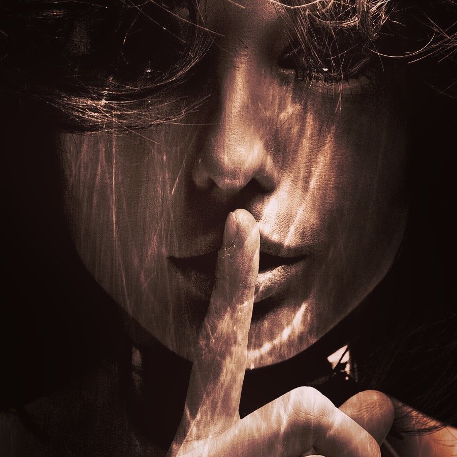 Палец у губ