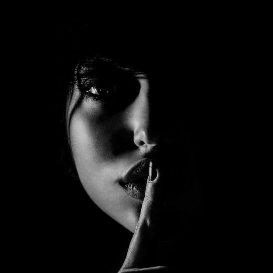 Палец во рту у девушки