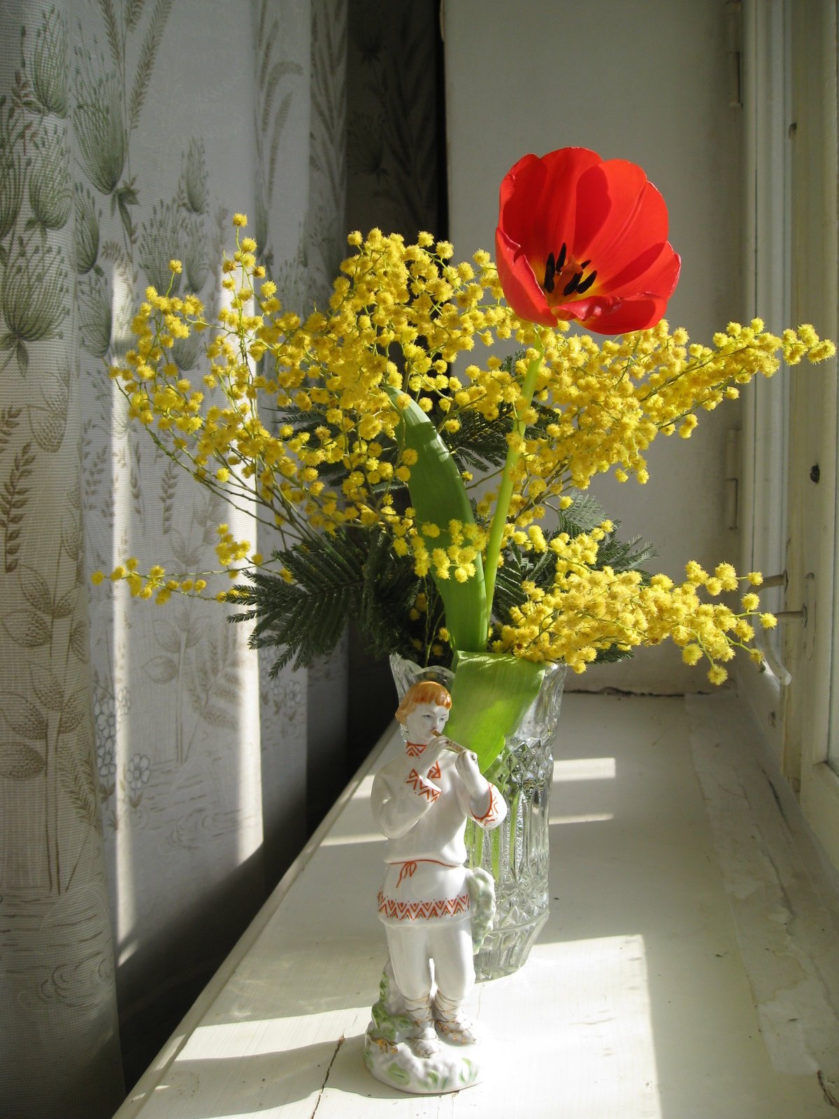 Желтые цветы в вазе