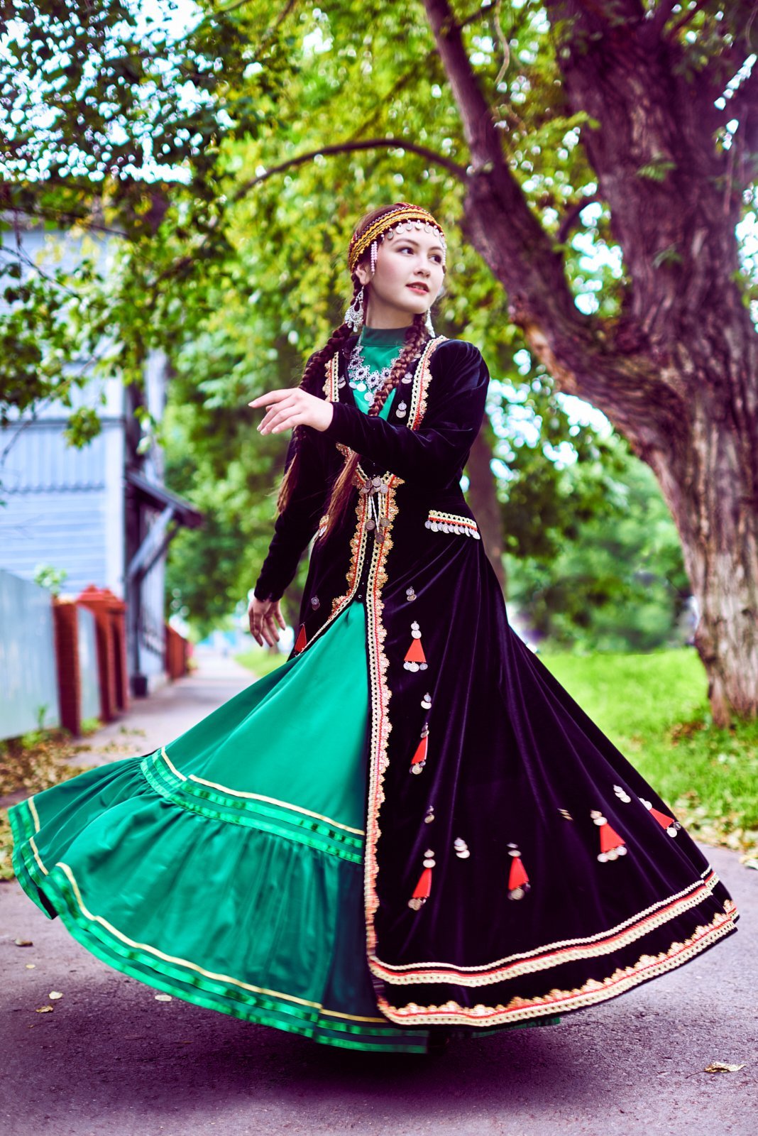 Башкиры на фоне Юрты