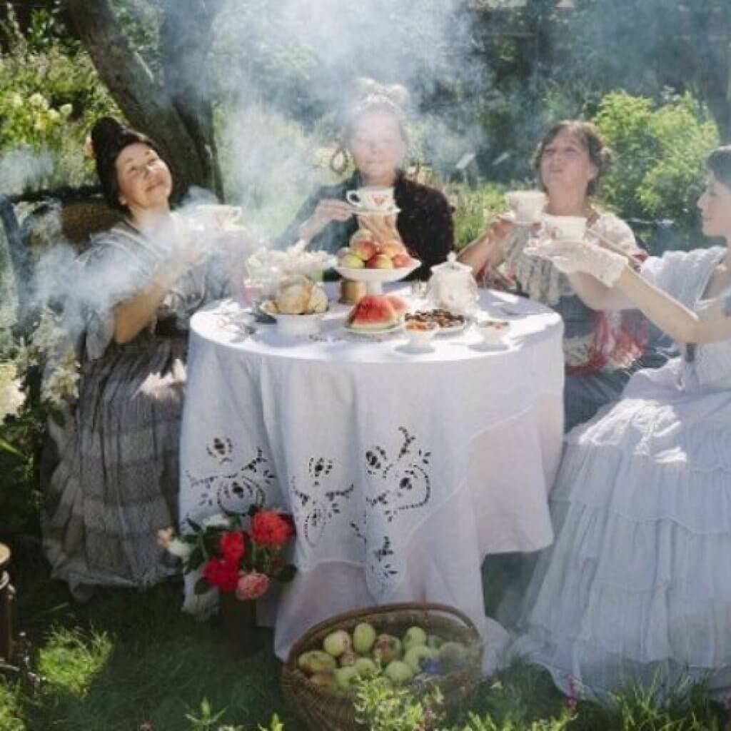 Самовар на даче в саду