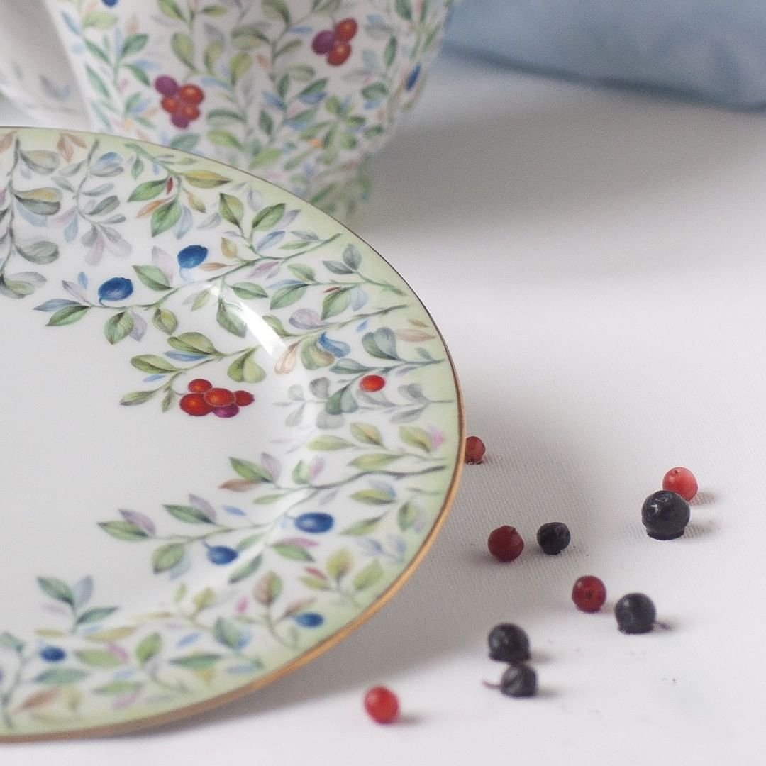 Ягодки на фарфоре