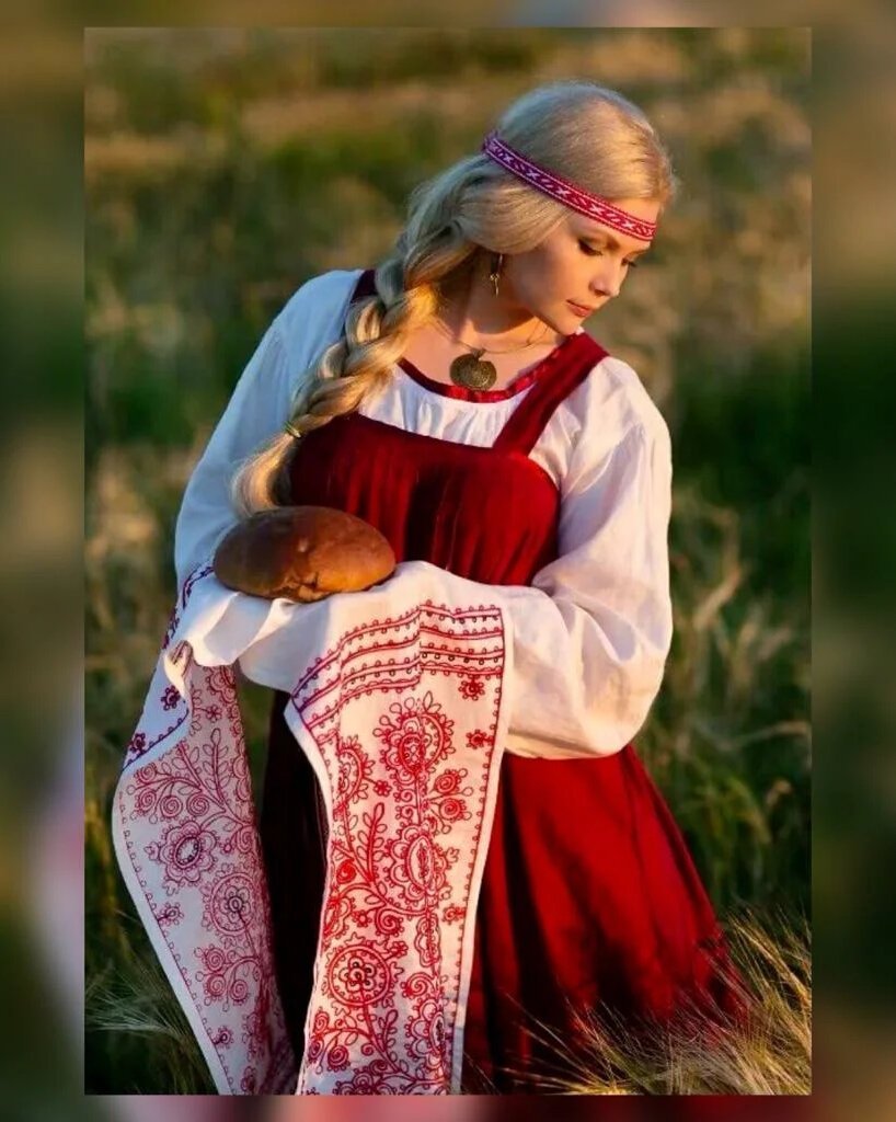 Девушка в русском костюме