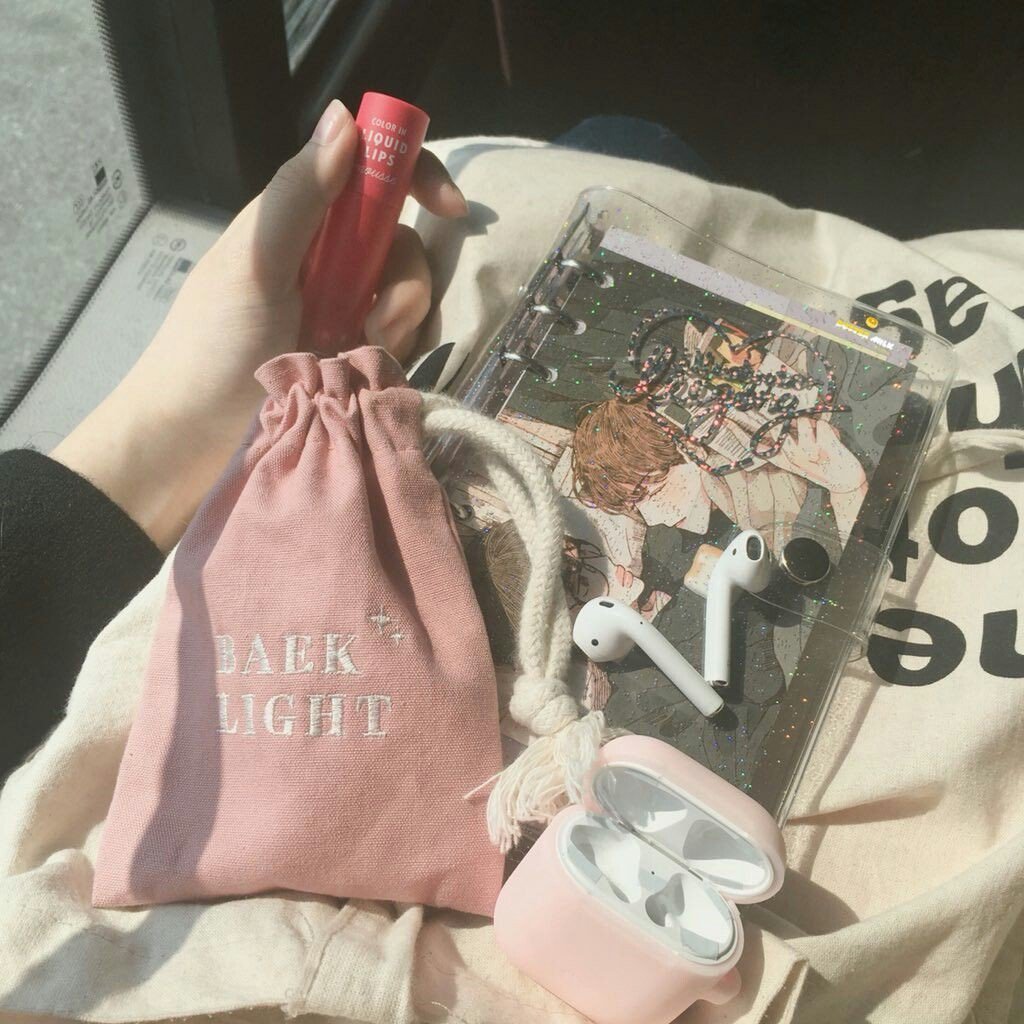 Лежит в луже слез