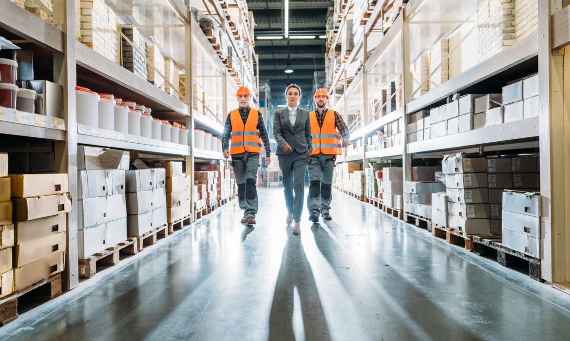 Человек на складе